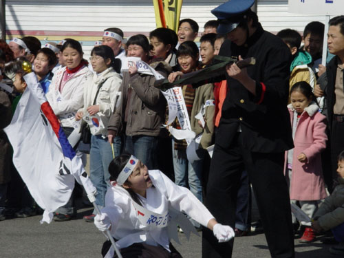 유관순 열사가 일본군에 저항하는 모습을 재현하고 있다. 